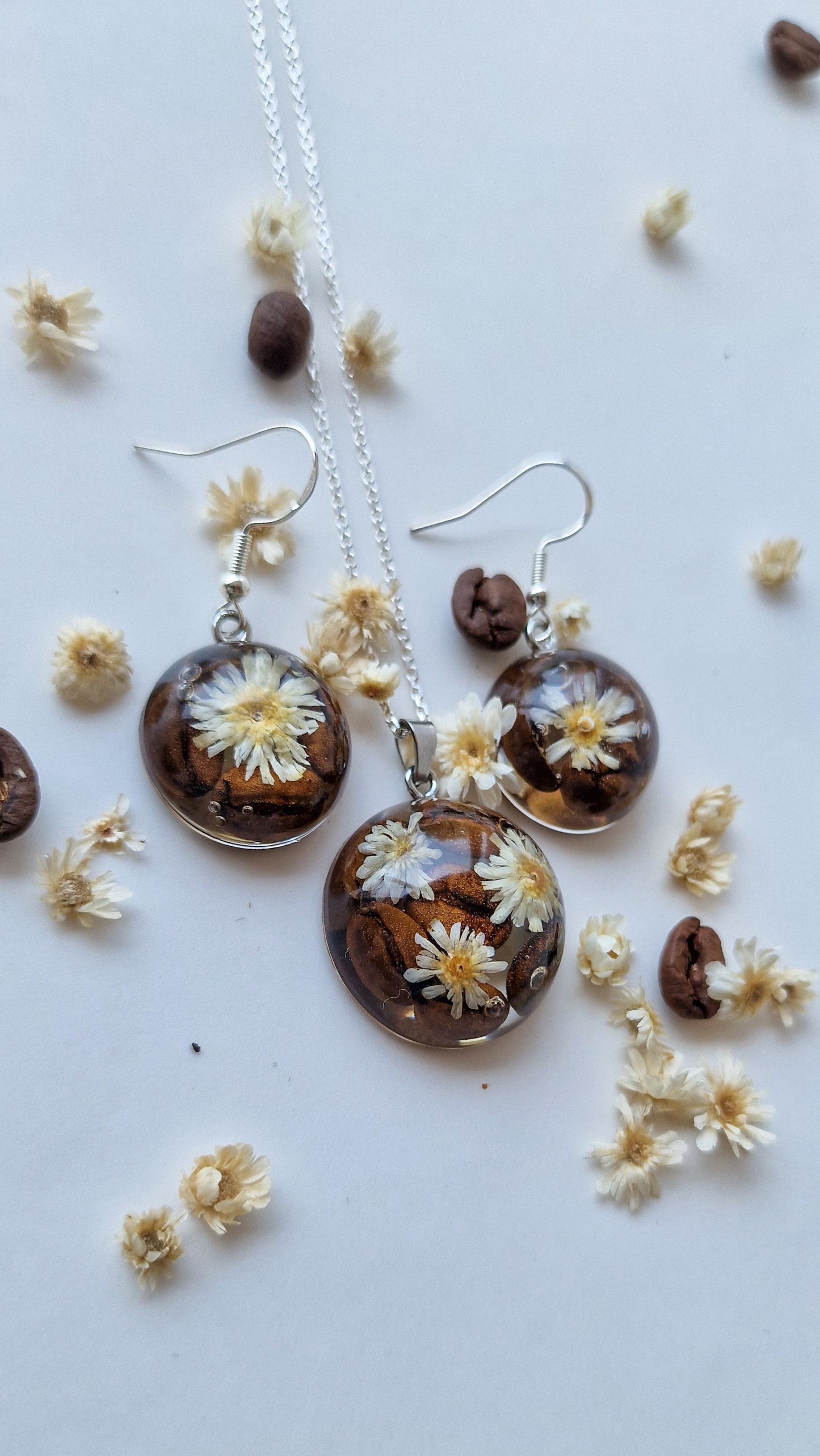 Jewelry set made of real coffee beans and chamomile flowers